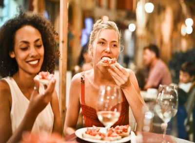 ارائه غذا برای مشتری